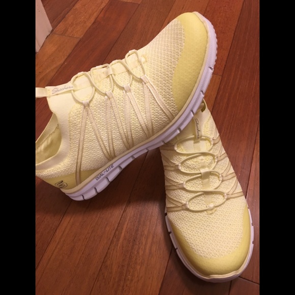 skechers stretch knit bungee slip on